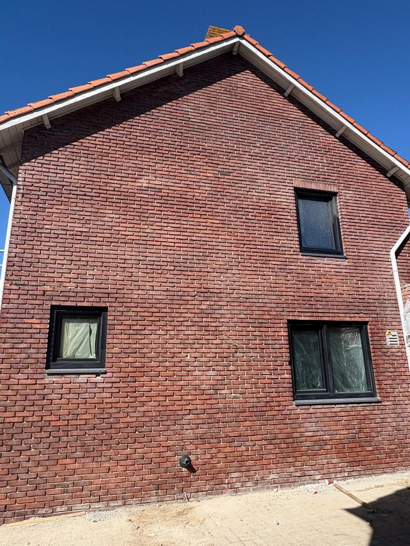 Schone rode bakstenen topgevel na behandeling