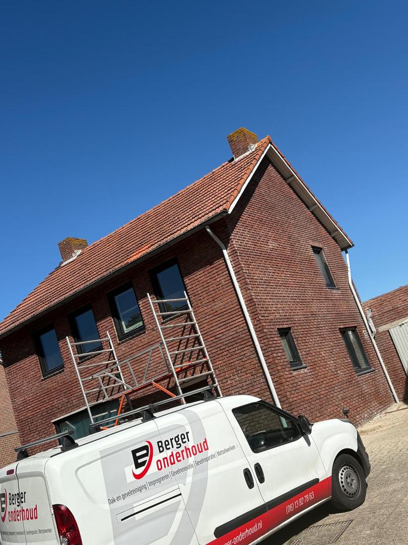 De bus van Berger Onderhoud voor een afgewerkte woning